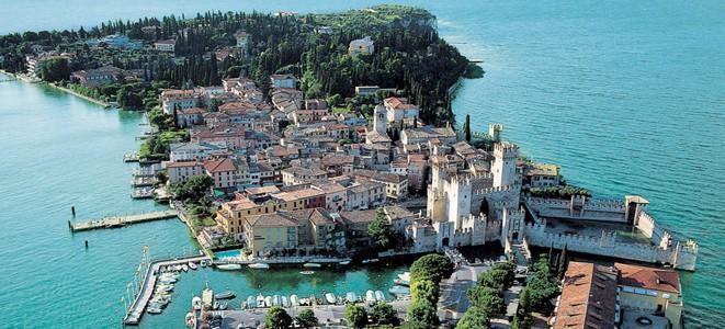 A Scaligeri vár őrzi a Garda-tó gyöngyszemének óvárosát, ahol gyalogos sétánk során