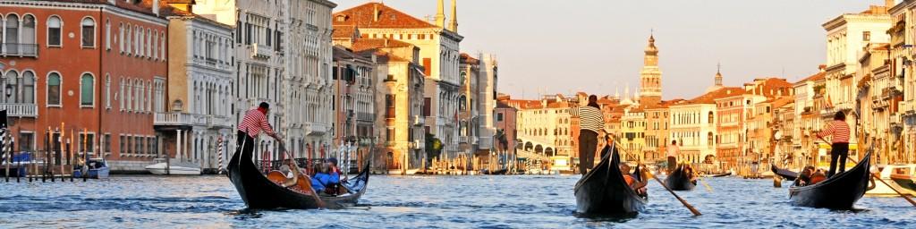 Kirándulásunk alkalmával a velencei lagúnák gyöngyszemeit és az Úszó várost ismerhetik meg, mely 1987 óta része az UNESCO Világörökségnek. Gyalogos városnézés a legfontosabb látnivalókkal: Szt.