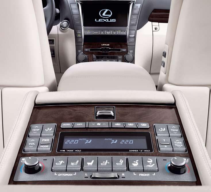 Una característica exclusiva de las versiones del buque insignia de Lexus con distancia entre ejes larga, el climatizador automático multizona, es el climatizador más avanzado del mundo e incorpora