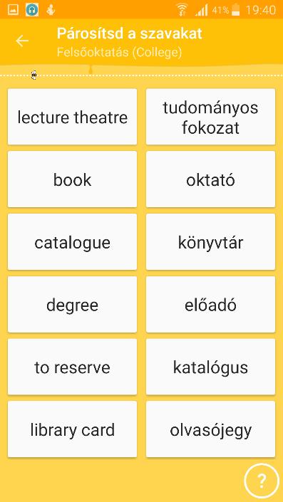 Megjelenik a magyar szó egy segítő képpel, valamint két angol szó, amely közül csak az egyik fordítása a magyar szónak. A helyes választás után, az angol szót halljuk.
