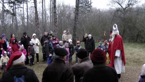 Mikulás a kiserdőben Idén is folytatódott a sokéves hagyomány, december 5-én a gyerekek találkozhattak Szent Miklóssal a kiserdőben.