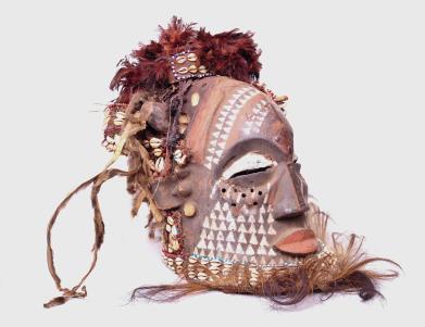 A gyöngyökkel, kauri csigákkal díszesen kivarrt maszkok, felöltők, a rafiaszövetből készült hosszú hercegnői szoknyák különösen értékes néprajzi tárgyak, amelyeket csak és