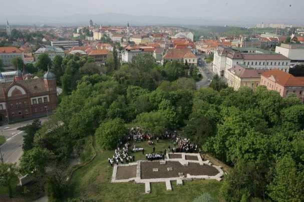 gy oklvélbn a Sznt Miklós-tmplomot, sőt, már az zrs évkbn utalnak arra, hogy a vár bjáratától délnyugatra, 1000 lépésr található a Sznt Miklós-szg.