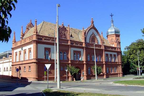 Püspökkrtt - Padányi Bíró Márton alakíttatta ki a 18. században, amlyből a 20. századra csak a vadgsztnyfák maradtak fnn.