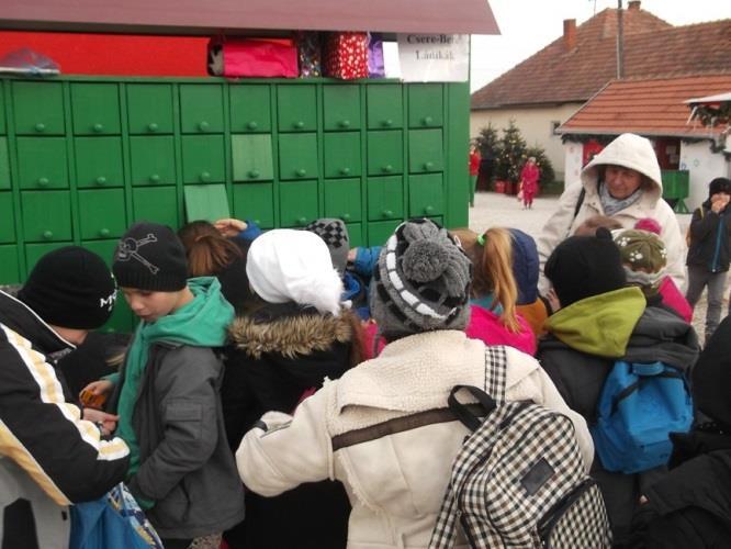 Bene Vitéz Általános Iskola hírei A nagykarácsonyi Mikulásházban November 30-án 50 alsó tagozatos kisdiák 5 pedagógus kíséretével Nagykarácsonyba utazott, hogy személyesen találkozzon a Mikulással.