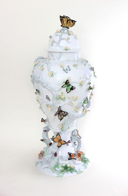 Special articles Special articles THE QUEEN S BUTTERFLIES Pattern: SP984 Numbered edition Vase with large butterfly knob 06565093 970 mm 455 mm 415 mm the queen s butterflies A special, unique