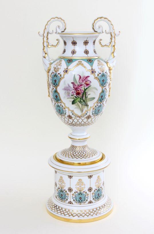 ORCHID S PRIVILEGE Pattern: SP988 : 50 pcs. Vase with stand 06662000 630 mm 230 mm 230 mm Orchid s privilege It is a jewel shining in pastel colors among the porcelain pieces.
