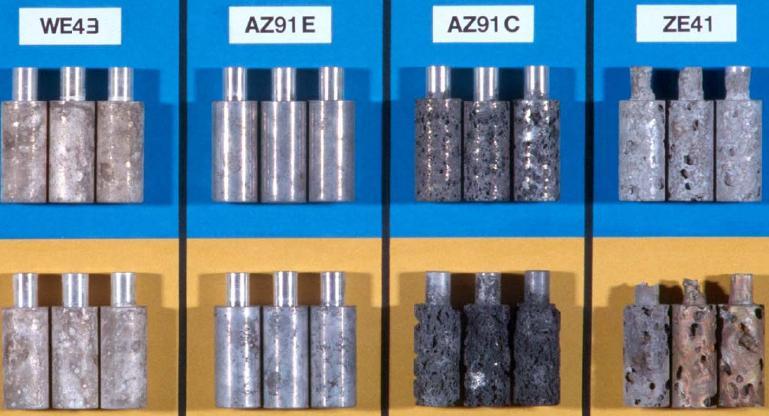 ábra Az AZ91C és AZ91E ötvözetek korróziós károsodása [22] (10 napos sópermetkamrás teszt utáni állapotok) Az 5.