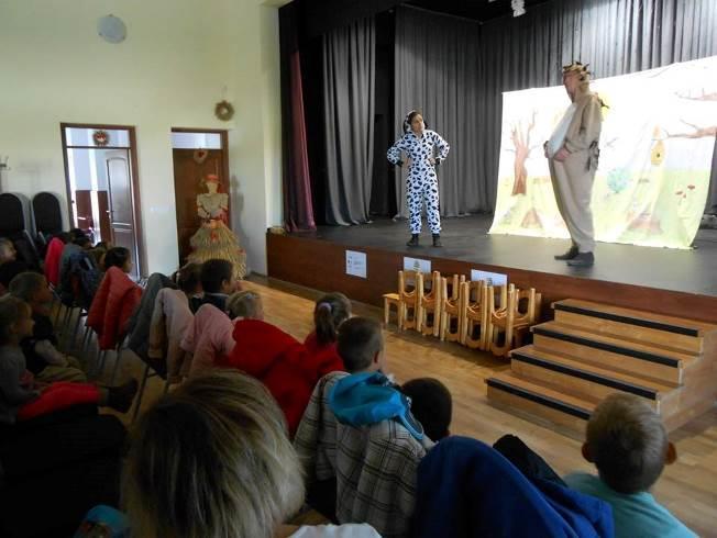 Minden az állatokkal kapcsolatos volt. Bemelegítésként "állati zenére" tornáztak a gyerekek. 4 csapatot alakítottunk ki. Minden feladatban állatokat imitáltunk.