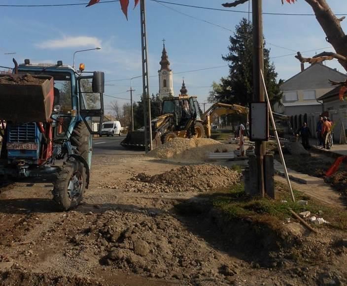 Fejlesztések Községünkben az elmúlt időszakban több fejlesztés is elindult egyszerre. Többek közt elkezdődött az Egészségház bejárójának, parkoló részének korszerűsítése.