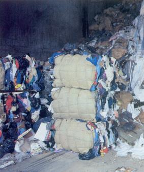 Az 1000 t/év kapacitást meghaladó veszélyeshulladékégetők (Forrás: Hulladékhasznosítók Országos Egyesülete) Égetésre váró vegyes háztartási hulladék Forrás: Breiting Csobod: Újrahasznosítás a