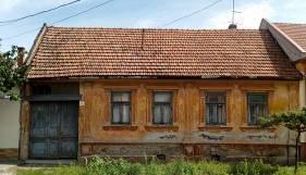 vakolatdíszek védendők, nyílászárók visszaállítandók,