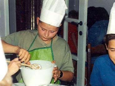 keukengerei voor de tiramisu klaar: mixer met kloppers weegschaal 2 kommen maatbeker beker potje om ei te