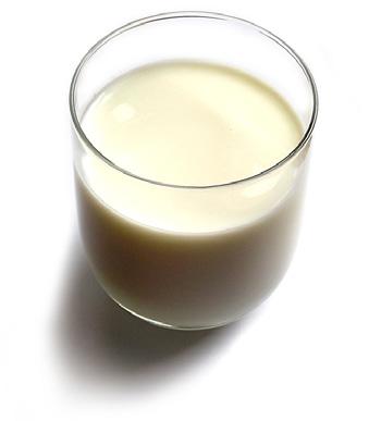 A fölözés hatása Az AFM1 nem egyenletesen oszlik el a tejben. A fölözés befolyásolhatja az AFM1 eloszlását. Mivel az AFM1 a kazeinekhez kötődik, így 80%-a a fölözött tejben van jelen.