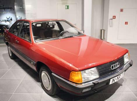 ⓬ Audi 100 (1983) Az Audi márka visszatérése Az első négyütemű modellt 1965-ben mutatták be, egy módosított DKW F 102-ben ➐, de új névvel: Audi.