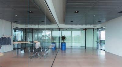 Energy-saving climate ceilings can be integrated with lighting systems, offering versatile solutions.