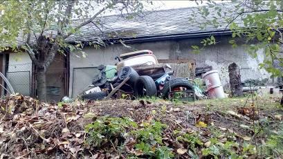 H4 Fő utca 68 előtt, Füzes-patak melletti parkoló