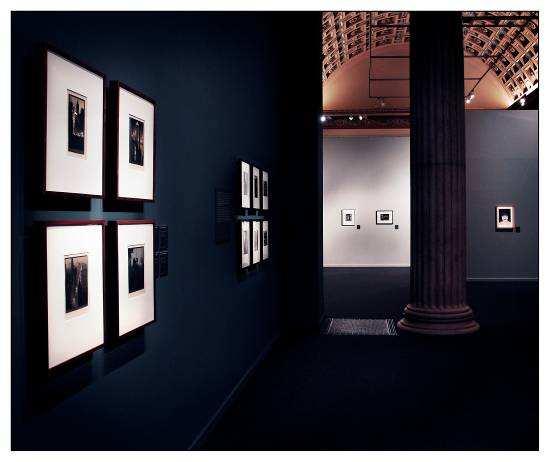 A kiállításon látható fotográfiák döntı többsége a piktorializmus elsı nagyhatású publikációjától (1889) a Film und Foto