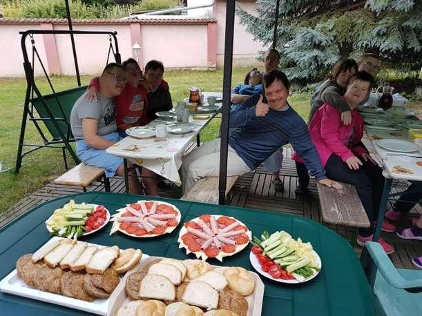 Együttélés, együtt lakás A lakó vendégeket fogadhat. Jelentse be a lakótársaknak, és a támogató szakembereknek.