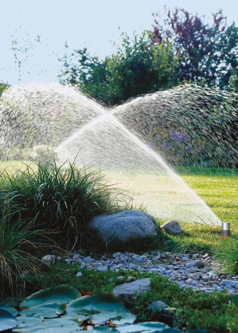 GARDENA Sprinklersystem Kényelmes, megbízható és egyszerűen telepíthető A föld alá telepíthető süllyesztett esőztetőkkel a pázsit mindig gyönyörű látványt nyújt, mivel munkájuk végeztével eltűnnek a