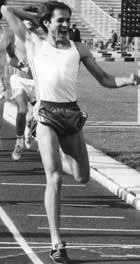 10 Életem versenye Kispál László Sokszoros országos bajnok, országos csúcsot elért távfutó 1976-ban 5000 m-en 14:01,6 volt a legjobb időm, így nem igazán volt esélyem az országos bajnoki cím