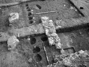 ható meg. A település temetőjéből gazdag mellékletekkel ellátott hamvasztásos és csontvázas sírok mellett számos szarkofág és sírkő került elő (MRÁV 2008).