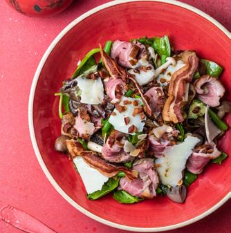 Saláták Salads Füstölt Kacsamell Saláta, pecorino, bébi spenót, pirított mandula, francia bab, gomba, bacon