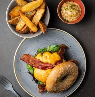 1 600 Ft Főételek Main courses P art Bagel Burger, füstölt cheddar, lilahagyma chutney, bacon, majonéz,