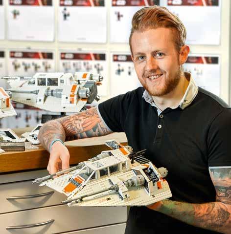 Ismerkedj meg a modelltervezőkkel Jordan David Scott K: Hány LEGO Star Wars modellt terveztél már? V: Az UCS hósikló lesz az ötödik LEGO Star Wars modell, amelyen én dolgoztam és forgalomba kerül.