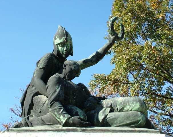 Jászkiséren, a város központjában, a Hősök terén áll a település mai napig legszebb köztéri alkotása, az I. világháborús hősi emlékmű.