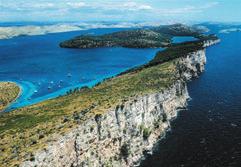 A tóhoz közel, a Telaš ica nyugati részén a tenger fölé emelkedő sziklák lélegzetelállító látványt