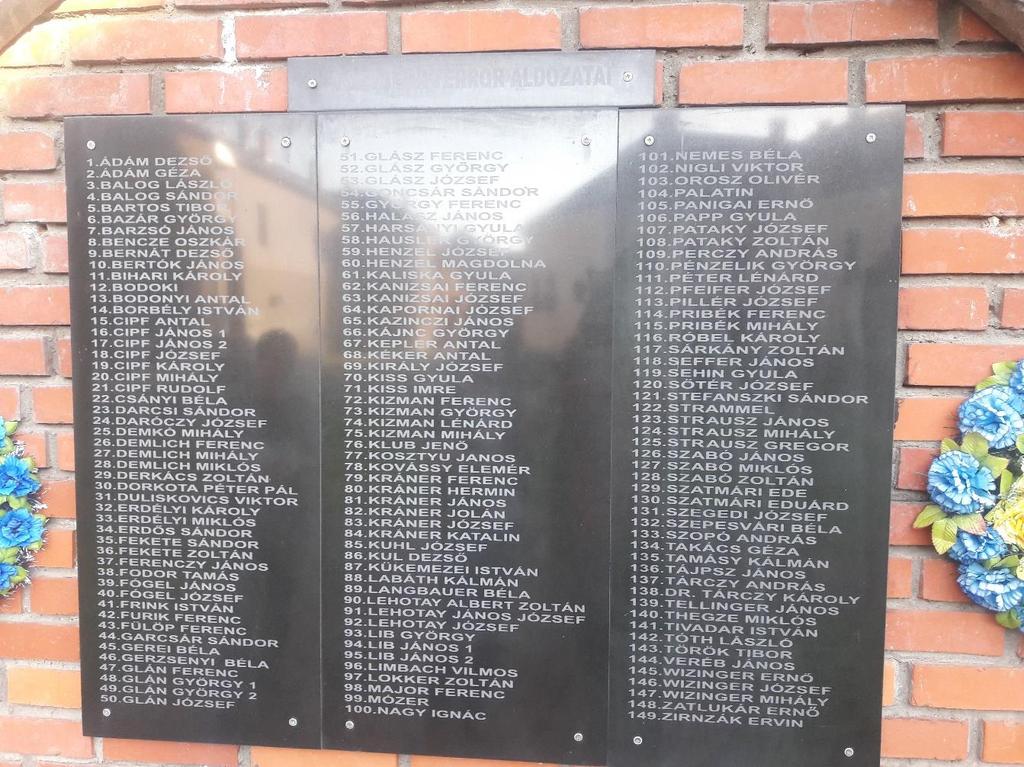 A német család- és keresztneveket is tartalmazó áldozatok névsora A korzón továbbsétálva egy új, modernkori épület falán kétnyelvű táblát figyelhettem meg, mely Munkácsy Mihály