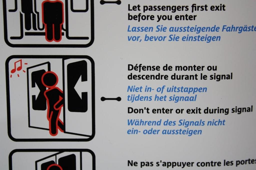 A metróban az ajtók használatához található négynyelvű