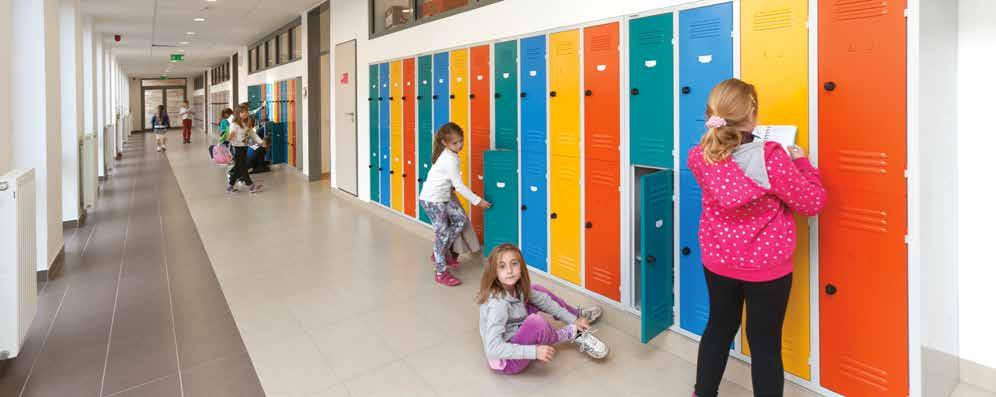 Az ajtókat nem szerettük volna zárni, ezért döntöttük egy kulcs nélküli zármegoldás mellett. Úgy érezzük ezek a színes ajtós szekrények tökéletesen beleillenek iskolánk barátságos arculatába.
