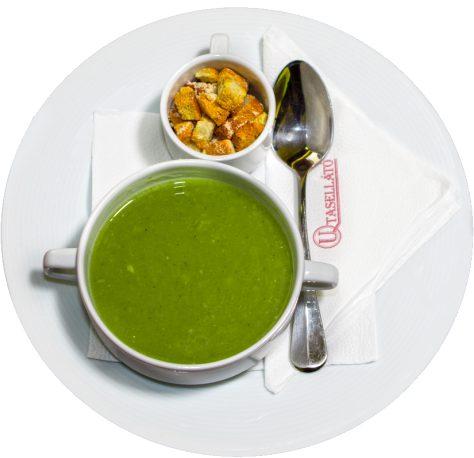 Brokkoli-Cremesuppe mit Käsecroutons Broccoli cream soup with cheese crouton 790