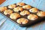 III Nagyinak egy muffin sütője van amibe három sorban, minden sorban négy helyre lehet tenni a muffin tésztáját. Nagyi persze minden helyet megtölt. Éppen most vette ki a sütőből a friss muffinokat.