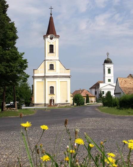 A település bemutatása Noszlop község Veszprém megyében található, Ajkától 15 km-re, Devecsertől 8 km-re és Pápától 2 km-re. A falut keletről a Bakonyalja, nyugatról a Somló hegy határolja.