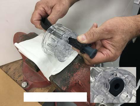 Tömlőszelep eltávolítása 1. Helyezze a tömlőszelep testét kipárnázott satuba. 2. Fogja meg a tömlőszelep alsó karimáját egy kézzel és húzza el a tömlőszeleptesttől. 3.