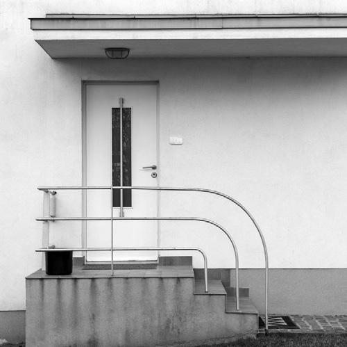 28 SZOMBAT 10:00 18:00 XII. ker. Dobsinai utca 12. Rendl-villa Építész: Beutum János / Építtető: Dr. Rendl Sándor / Építés éve: 1932-1934 A gyönyörűen felújított modern lakóépület Dr.