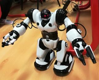 A programozás tanítása az alapiskolában robotprogramozás 2.2.2.4. Roamer A Roamer egy barátságos programozható robot, amely bevezeti a gyereket a programozás világába.