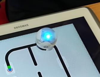 Stoffová Veronika, Pribilová Katarína 2.2.2.7. Ozobot (2.0 BIT) Az Ozobot egy programozható robot mindössze 17 gramm tömeggel és nagyságát nézve belefér egy 2,5 x 2,5 x 2,5 cm 3 méretű dobozba.