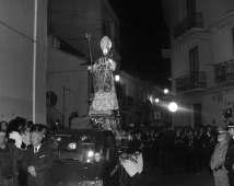 Un parroco non deve fare politica (Partitica), ma ha l obbligo di illuminarla con la luce del Vangelo.