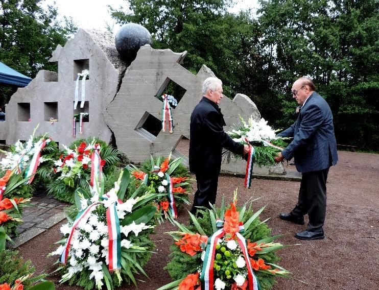 Petrőcz Tibor, a pomázi szervezet elnöke és Csigás Zoltán, a Világszövetség alelnöke Gulyás Gergely, az Országgyűlés törvényalkotásért felelős alelnöke, a FIDESZ-frakció vezetője beszédet mondott a