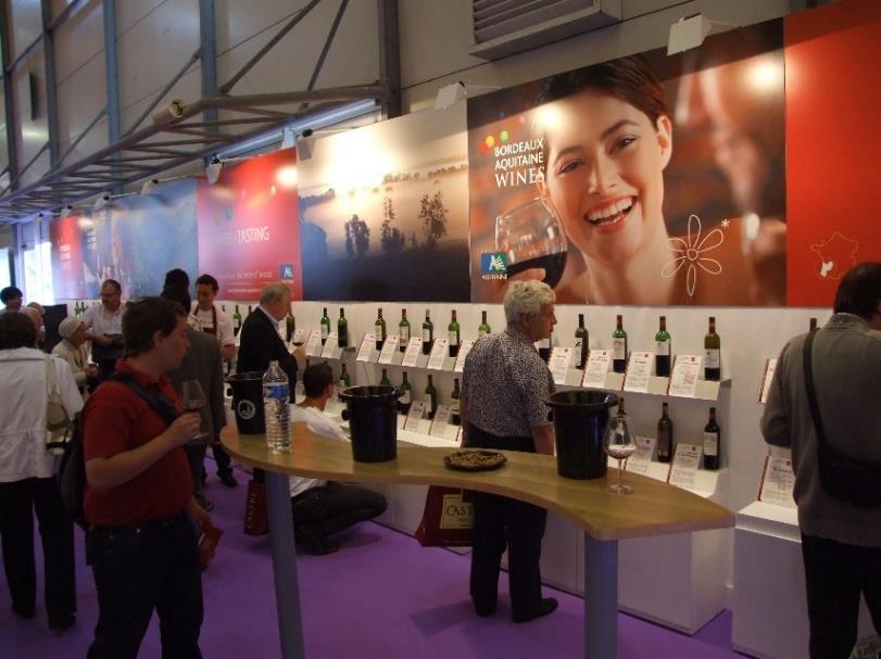 2. kép: Nemzetközi borkiállítás Forrás: Szakál Zoltán (2011) A borturizmus egy olyan gasztrokulturális interpretáció, amely a szürettől az értékesítésig nyomon kísérhető; a borfesztiváloktól, a