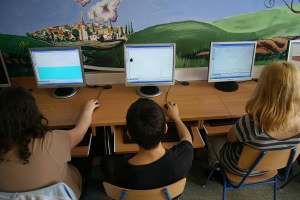 Emeltszintű informatika oktatás Iskolánkban meghatározó szerepe van az 1994 óta működő informatika tagozatnak.