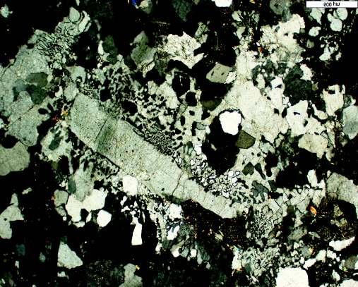 18. ábra A Hegyesi granitoid jellemző ásványos összetétele és mikroszövete (gránit, solymosi