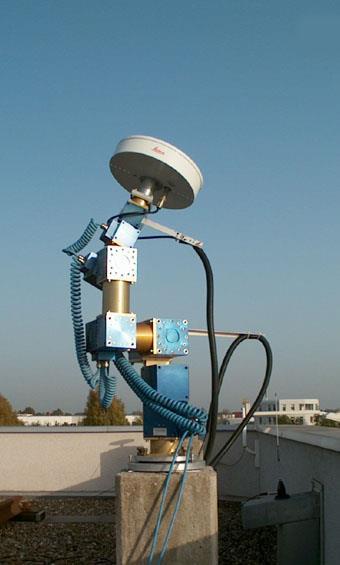 Antennakalibrációs eljárások Abszolút kalibráció GNSS jelekkel, kalibrálórobottal: - forgatható, dönthető kalibrálórobot; - valódi