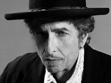 REFLEKTÁLÓ SZÖVEG ALKOTÁSA 2016-ban az irodalmi Nobel-díjat Bob Dylan* amerikai énekes, dalszerző kapta.