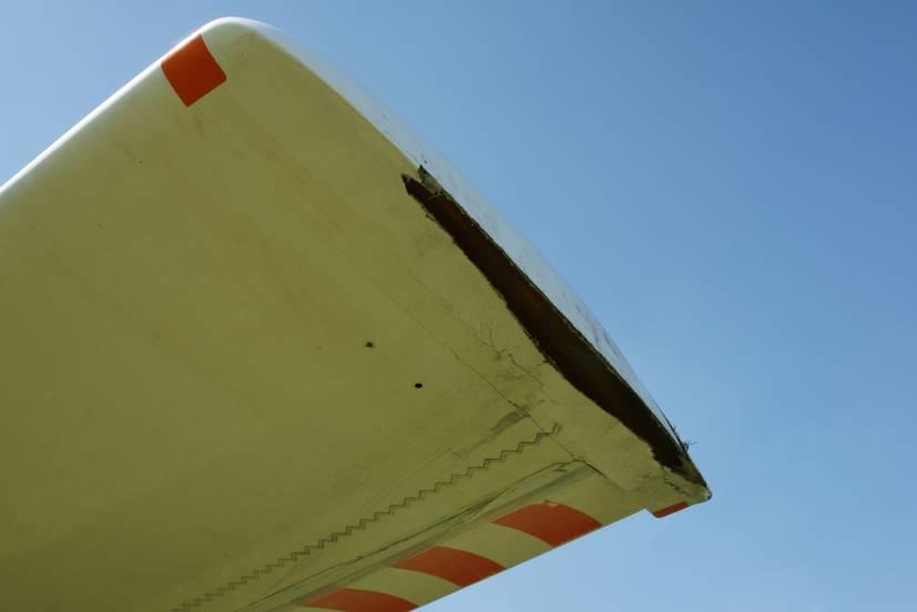 1. TÉNYBELI INFORMÁCIÓK Repülés lefolyása A D-3835 felség és lajstromjelű Grob G-104 speedastir típusú vitorlázó repülőgép vontatásos start során a bal szárnyvégére billent.