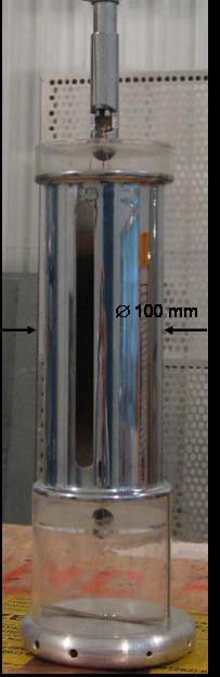 Eş eksenli elektrot düzeninde silindir şeklindeki dış elektrot topraklanmakta ve içine ise farklı çaplarda ve yapılarda (içi dolu ve örgülü) tel elektrotlar yerleştirilerek bu elektrotlara gerilim